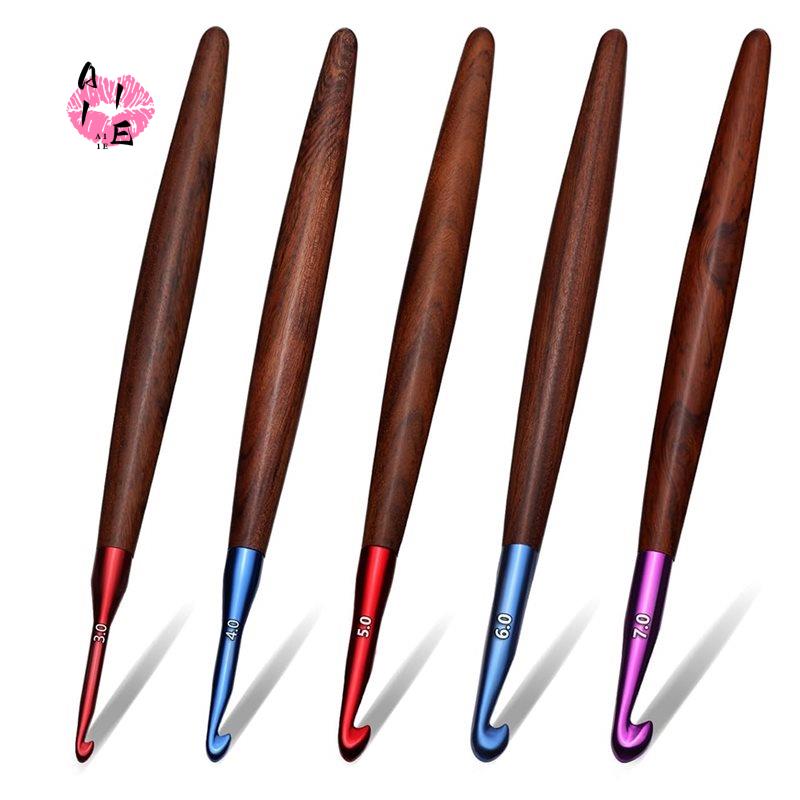 Wooden Crochet Hooks Ergonomic Handle - ชุดเข็มโครเชต์ A11E, เข็มโครเชต์ด้ามไม้ที่ออกแบบตามหลักสรีรศาสตร์สำหรับผู้ที่มีอาการข้ออักเสบ, ชุด 5 ชิ้น